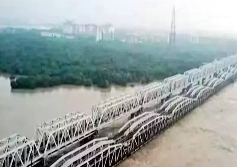 यमुना का जलस्तर खतरे के निशान से ऊपर (तस्वीर क्रेडिट@paperbackindian)