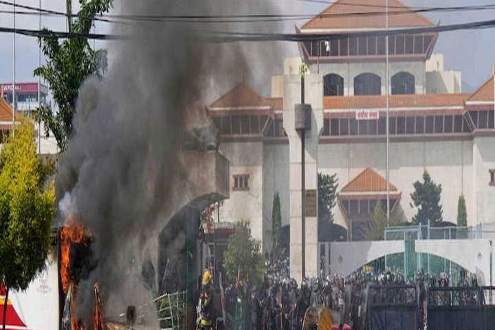 नेपाल में सोशल मीडिया बैन पर भड़का जनविरोध (तस्वीर क्रेडिट@yadav_pranshu00)