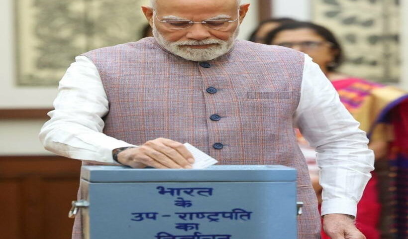 पीएम मोदी ने उपराष्ट्रपति चुनाव के लिए मतदान करते हुए (तस्वीर क्रेडिट@Shriramsingh18)