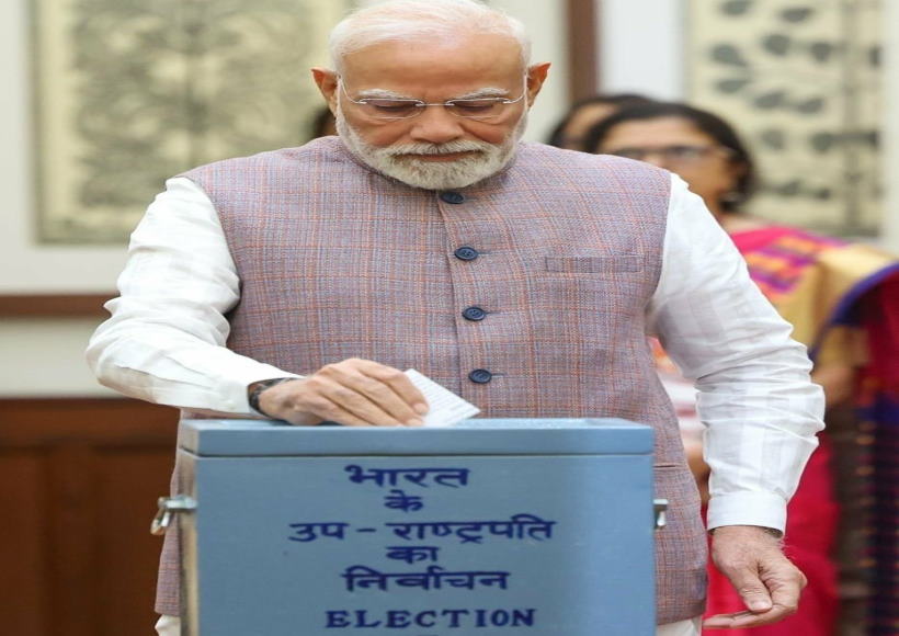पीएम मोदी ने उपराष्ट्रपति चुनाव के लिए मतदान करते हुए (तस्वीर क्रेडिट@Shriramsingh18)