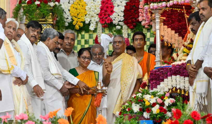 बुकर विजेता बानू मुश्ताक ने देवी चामुंडेश्वरी को अर्पित किए फूल (तस्वीर क्रेडिट@siddaramaiah)