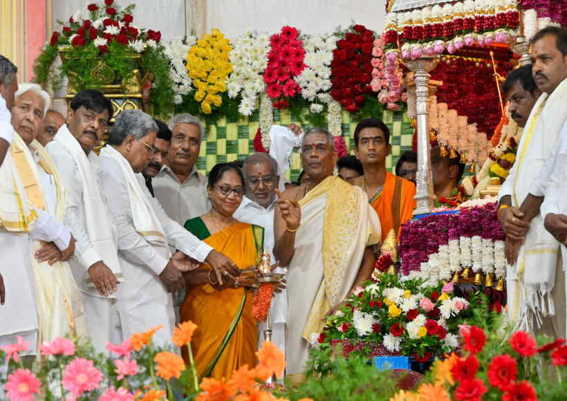 बुकर विजेता बानू मुश्ताक ने देवी चामुंडेश्वरी को अर्पित किए फूल (तस्वीर क्रेडिट@siddaramaiah)
