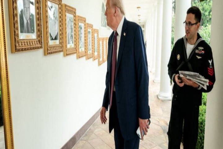 व्हाइट हाउस में ट्रंप ने बाइडेन के तस्वीर के जगह 'ऑटोपेन' की तस्वीर लगवा दी (तस्वीर क्रेडिट@TUXHXR_X)