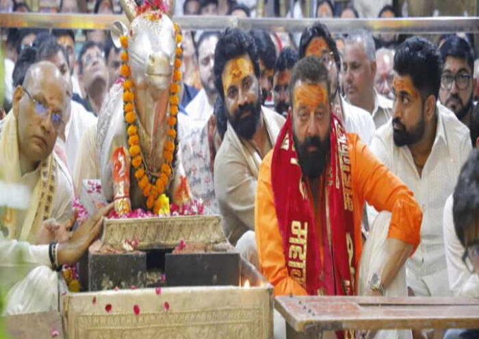 संजय दत्त ने उज्जैन के महाकालेश्वर मंदिर में किए दर्शन (तस्वीर क्रेडिट@HsnewsBharat)
