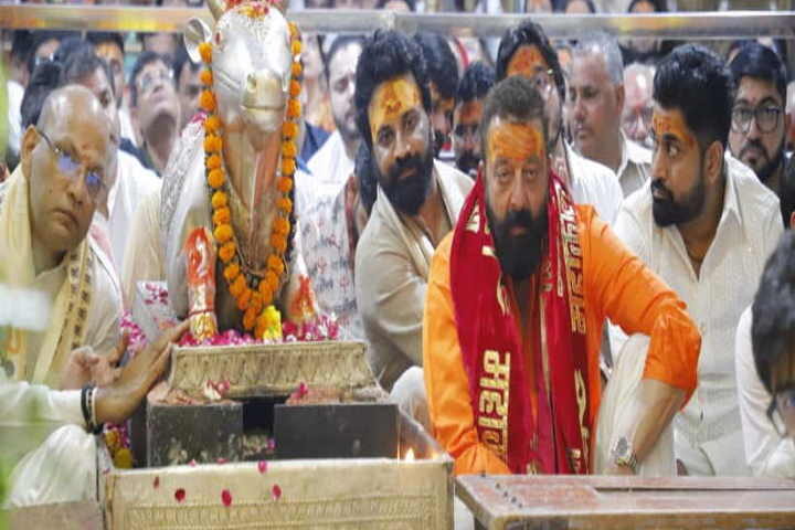 संजय दत्त ने उज्जैन के महाकालेश्वर मंदिर में किए दर्शन (तस्वीर क्रेडिट@HsnewsBharat)