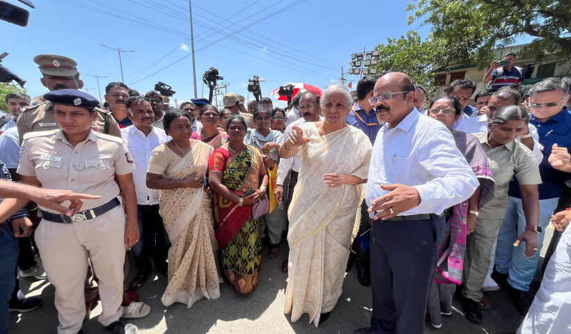 करूर रैली में भगदड़ की घटना के बाद केंद्रीय मंत्री निर्मला सीतारमण ने किया घटनास्थल दौरा (तस्वीर क्रेडिट@AIRNewsHindi)