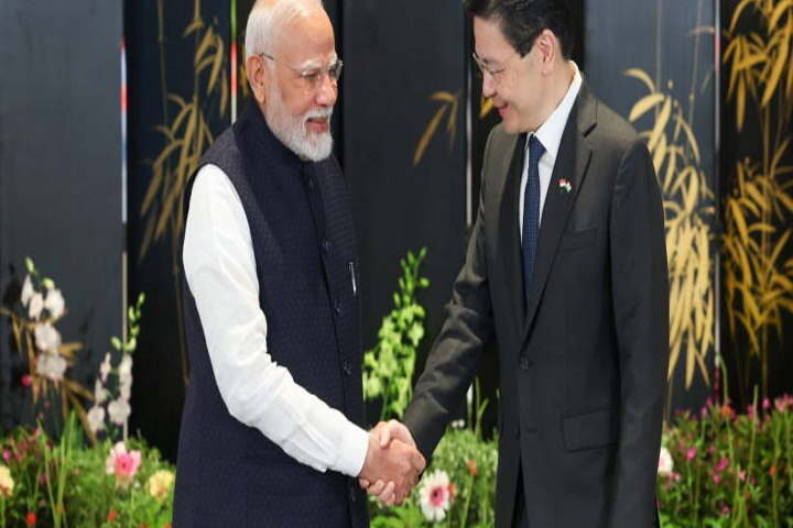 सिंगापुर के प्रधानमंत्री लॉरेंस वोंग और प्रधानमंत्री नरेंद्र मोदी (तस्वीर क्रेडिट@airnews_puduvai)
