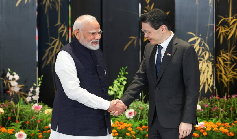 सिंगापुर के प्रधानमंत्री लॉरेंस वोंग और प्रधानमंत्री नरेंद्र मोदी (तस्वीर क्रेडिट@airnews_puduvai)