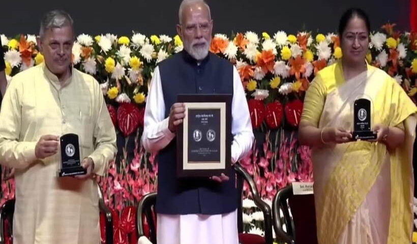 प्रधानमंत्री नरेन्द्र मोदी राष्ट्रीय स्वयंसेवक संघ (आरएसएस) के शताब्दी समारोह में (तस्वीर क्रेडिट@mlacbsaakya)