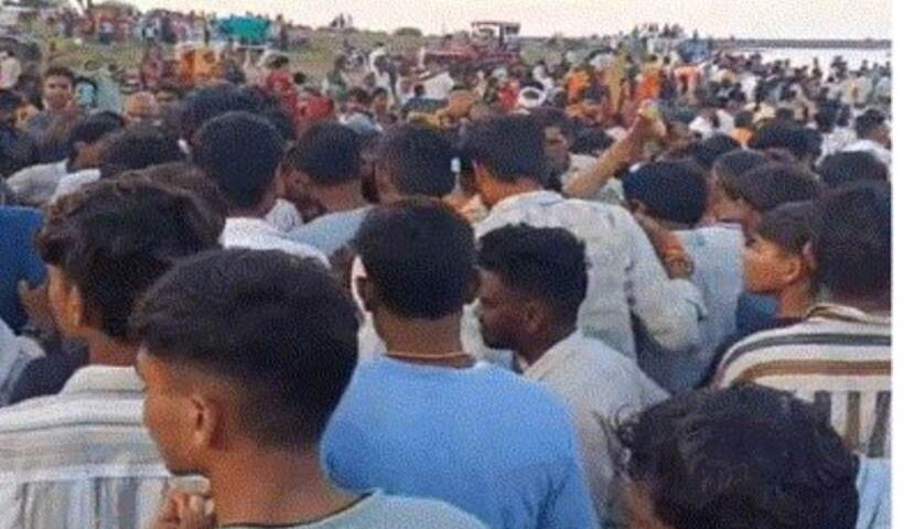 मध्यप्रदेश के खंडवा में दुर्गा विसर्जन के दौरान बड़ा हादसा (तस्वीर क्रेडिट@MohdArif396)