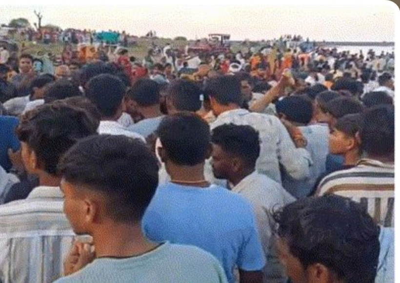 मध्यप्रदेश के खंडवा में दुर्गा विसर्जन के दौरान बड़ा हादसा (तस्वीर क्रेडिट@MohdArif396)