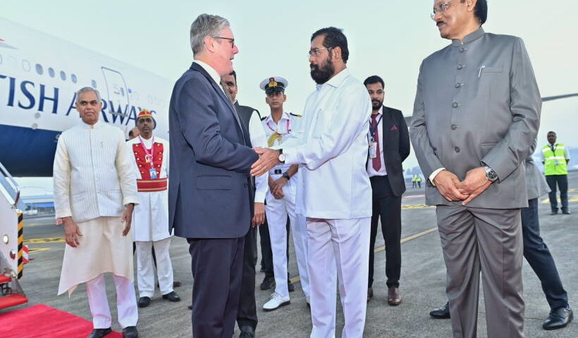 भारत पहुँचे ब्रिटिश प्रधानमंत्री कीर स्टार्मर (तस्वीर क्रेडिट@DeshGujarat)