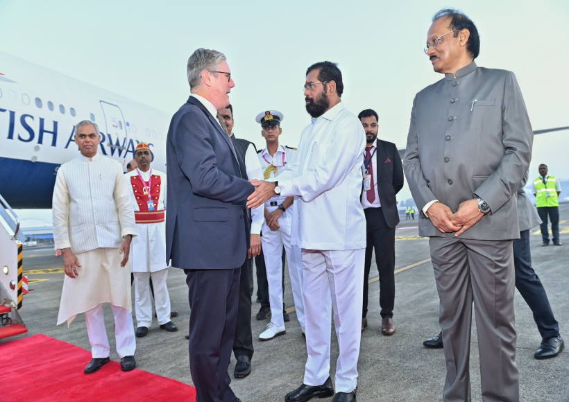 भारत पहुँचे ब्रिटिश प्रधानमंत्री कीर स्टार्मर (तस्वीर क्रेडिट@DeshGujarat)