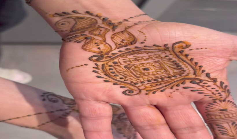 प्रियंका चोपड़ा ने निक जोनस के नाम की मेहंदी से सजाए हाथ (तस्वीर क्रेडिट@shiptothesky)