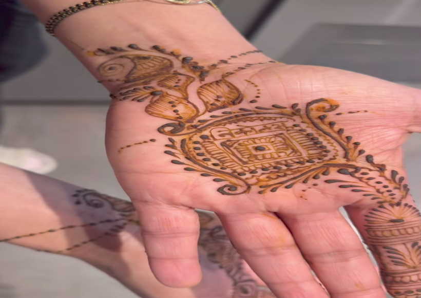 प्रियंका चोपड़ा ने निक जोनस के नाम की मेहंदी से सजाए हाथ (तस्वीर क्रेडिट@shiptothesky)