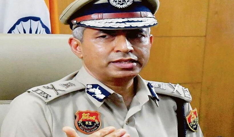 राज्य के पुलिस महानिदेशक (डीजीपी) शत्रुजीत कपूर (तस्वीर क्रेडिट@SurajKrBauddh)