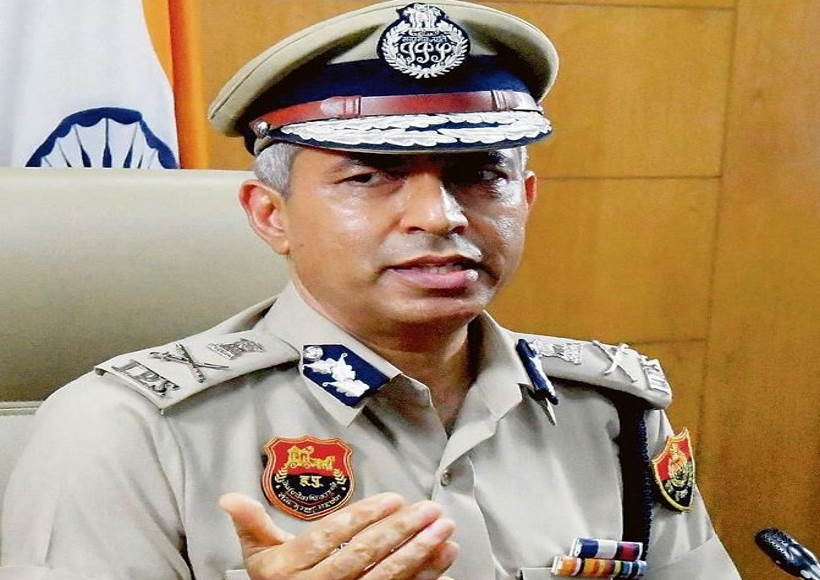 राज्य के पुलिस महानिदेशक (डीजीपी) शत्रुजीत कपूर (तस्वीर क्रेडिट@SurajKrBauddh)