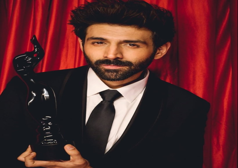 कार्तिक आर्यन को मिला बेस्ट एक्टर का फिल्मफेयर अवॉर्ड(तस्वीर क्रेडिट@kartiksfanclub)