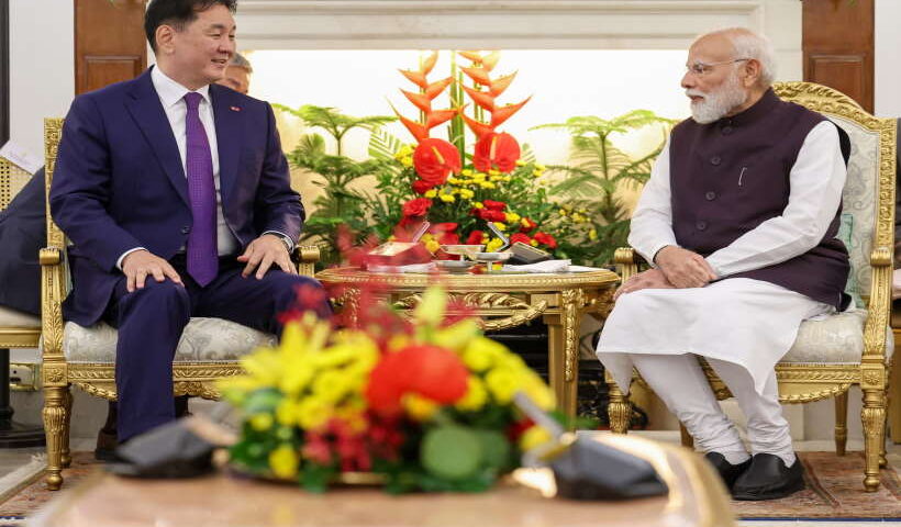 प्रधानमंत्री नरेंद्र मोदी और मंगोलिया के राष्ट्रपति खुरेलसुख उखना