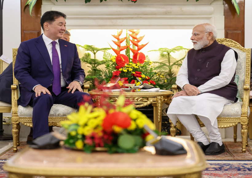 प्रधानमंत्री नरेंद्र मोदी और मंगोलिया के राष्ट्रपति खुरेलसुख उखना