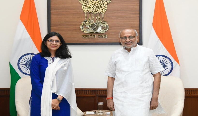 स्वाति मालीवाल और भारत के उपराष्ट्रपति श्री सी.पी. राधाकृष्णन (तस्वीर क्रेडिट@SwatiJaiHind)