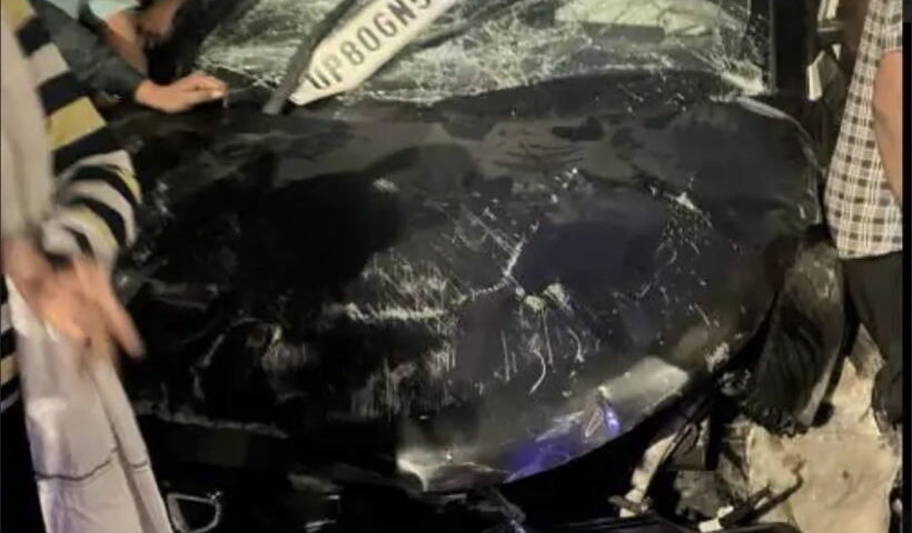 आगरा में तेज रफ्तार टाटा नेक्सन कार ने घर के बाहर बैठे लोगों को कुचला (तस्वीर क्रेडिट@Cyber_Huntss)