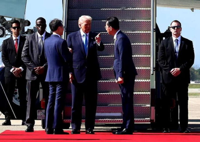 अमेरिकी राष्ट्रपति डोनाल्ड ट्रंप दक्षिण कोरिया पहुँचे (तस्वीर क्रेडिट@EngineerNGR)