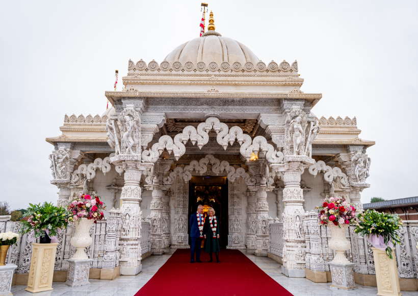 ब्रिटेन के महाराजा चार्ल्स तृतीय और महारानी कैमिला ने नीसडन स्वामीनारायण मंदिर के दर्शन किए (तस्वीर क्रेडिट@aaronchown)