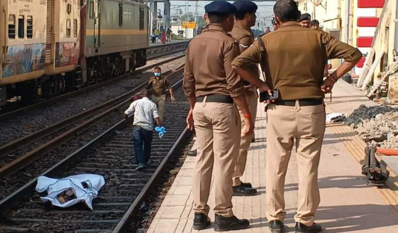 चुनार रेलवे स्टेशन पर ट्रेन से कटकर छह श्रद्धालुओं की दर्दनाक मौत (तस्वीर क्रेडिट@Asifansari9410)
