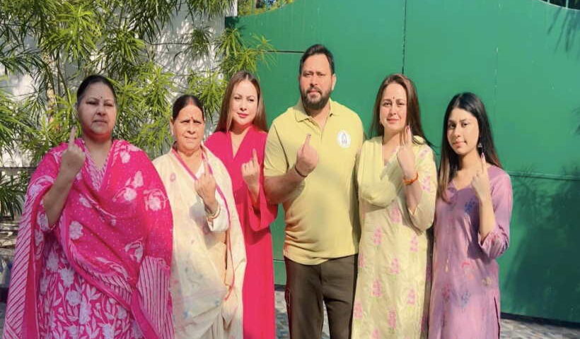 राबड़ी देवी-तेजस्वी परिवार ने वोट डालने की अपील की (तस्वीर क्रेडिट@Dinehshukla)