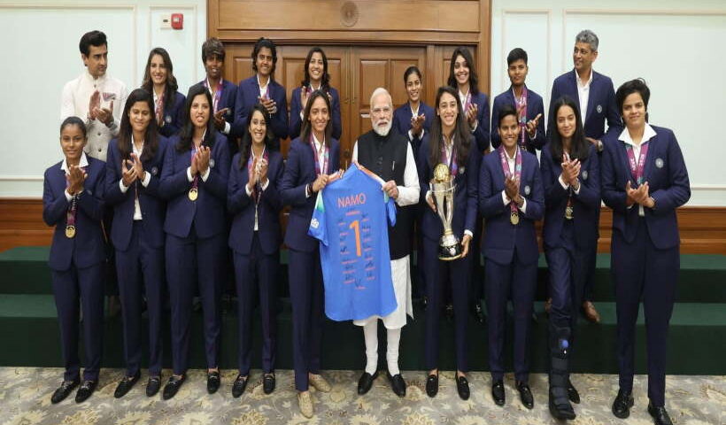 विश्व कप विजेता भारतीय महिला क्रिकेट टीम की पीएम मोदी से मुलाकात (तस्वीर क्रेडिट@Humor_Silly)