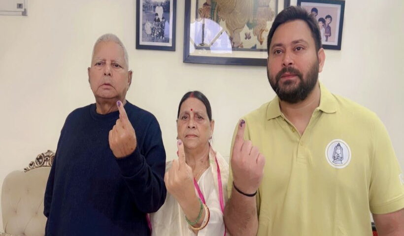 लालू प्रसाद यादव,राबड़ी देवी और तेजस्वी यादव (तस्वीर क्रेडिट@laluprasadrjd)