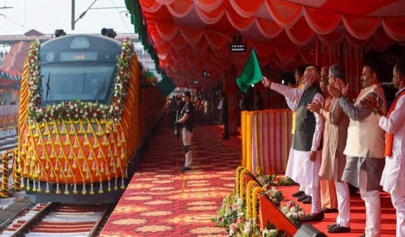 वाराणसी से पीएम मोदी ने दिखाई चार वंदे भारत ट्रेनों को हरी झंडी (तस्वीर क्रेडिट@Indian_567)