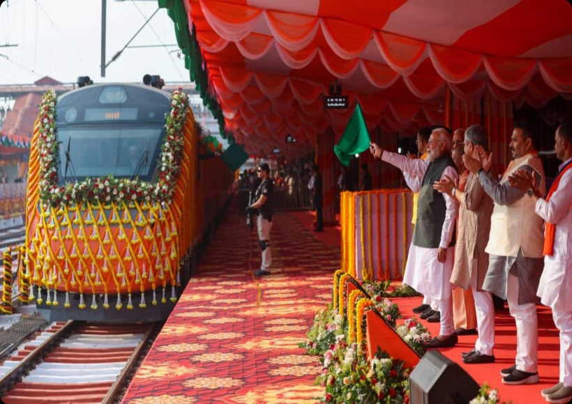 वाराणसी से पीएम मोदी ने दिखाई चार वंदे भारत ट्रेनों को हरी झंडी (तस्वीर क्रेडिट@Indian_567)