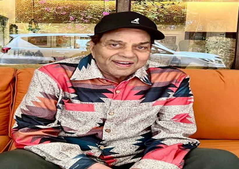 धर्मेंद्र (तस्वीर क्रेडिट@dreamgirlhema)