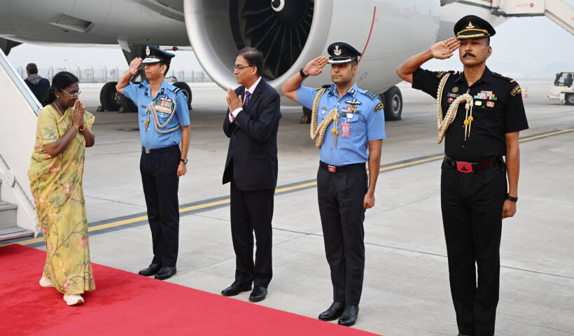 अफ्रीका दौरा पूरा कर भारत लौटीं राष्ट्रपति द्रौपदी मुर्मू (तस्वीर क्रेडिट@rashtrapatibhvn)