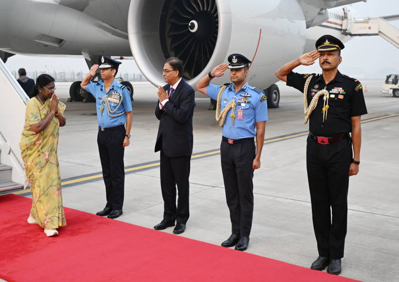 अफ्रीका दौरा पूरा कर भारत लौटीं राष्ट्रपति द्रौपदी मुर्मू (तस्वीर क्रेडिट@rashtrapatibhvn)