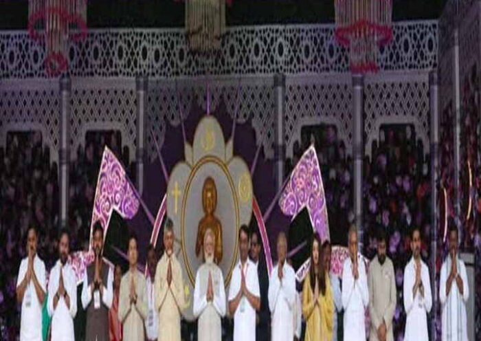 प्रधानमंत्री नरेंद्र मोदी ने पुट्टपर्थी में श्री सत्य साईं बाबा शताब्दी समारोह में की शिरकत (तस्वीर क्रेडिट@MahendraForBJP)