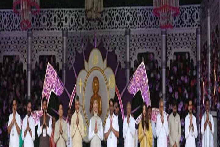 प्रधानमंत्री नरेंद्र मोदी ने पुट्टपर्थी में श्री सत्य साईं बाबा शताब्दी समारोह में की शिरकत (तस्वीर क्रेडिट@MahendraForBJP)