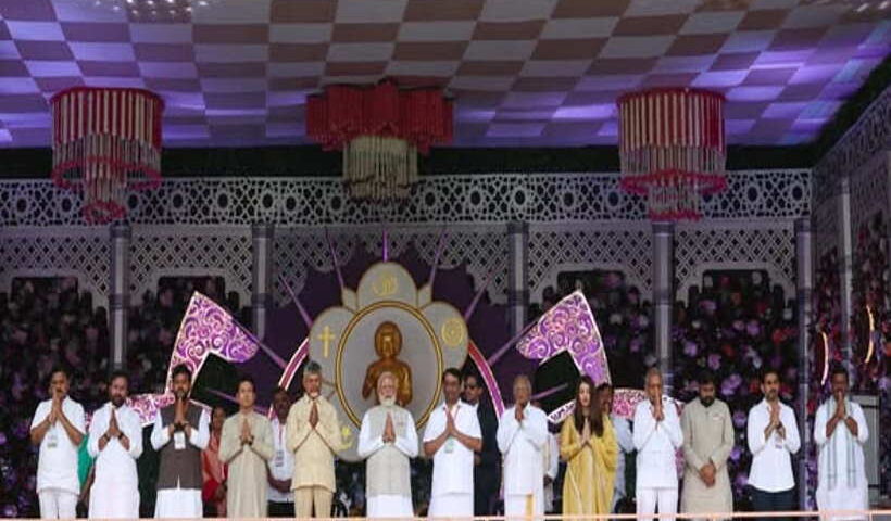 प्रधानमंत्री नरेंद्र मोदी ने पुट्टपर्थी में श्री सत्य साईं बाबा शताब्दी समारोह में की शिरकत (तस्वीर क्रेडिट@MahendraForBJP)