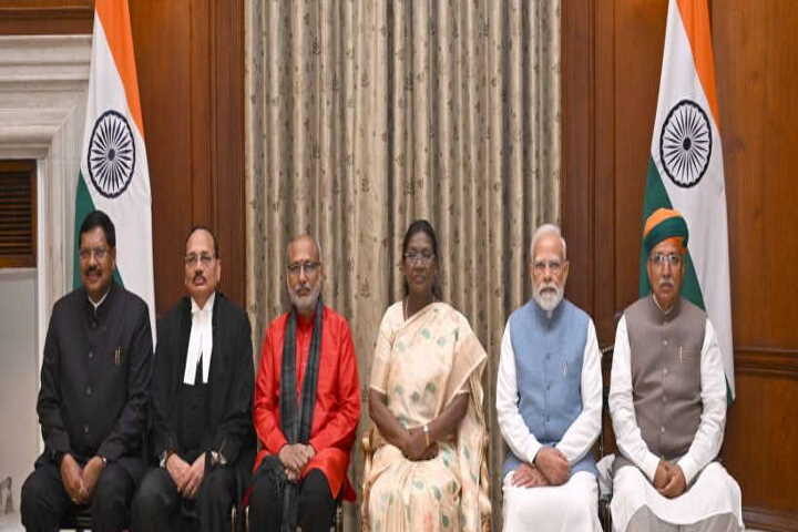 मुख्य न्यायाधीश पद की शपथ के बाद पीएम मोदी ने जस्टिस सूर्यकांत को दी शुभकामनाएँ (तस्वीर क्रेडिट@gupta_rekha)