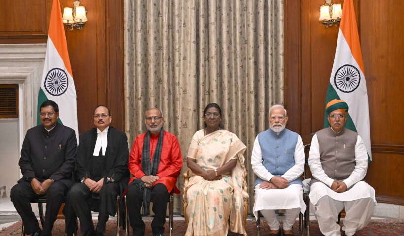 मुख्य न्यायाधीश पद की शपथ के बाद पीएम मोदी ने जस्टिस सूर्यकांत को दी शुभकामनाएँ (तस्वीर क्रेडिट@gupta_rekha)