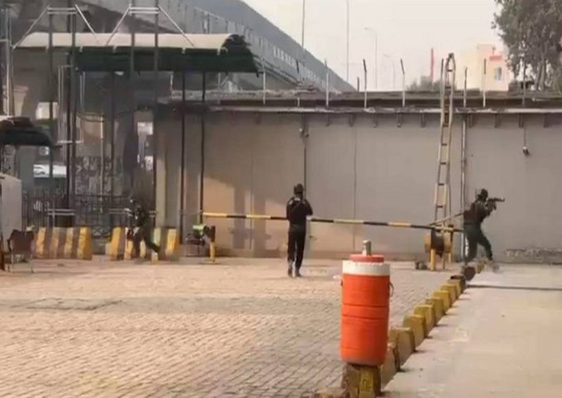 पेशावर में एफसी हेडक्वार्टर पर बड़ा आतंकी हमला (तस्वीर क्रेडिट@Khurram__z)