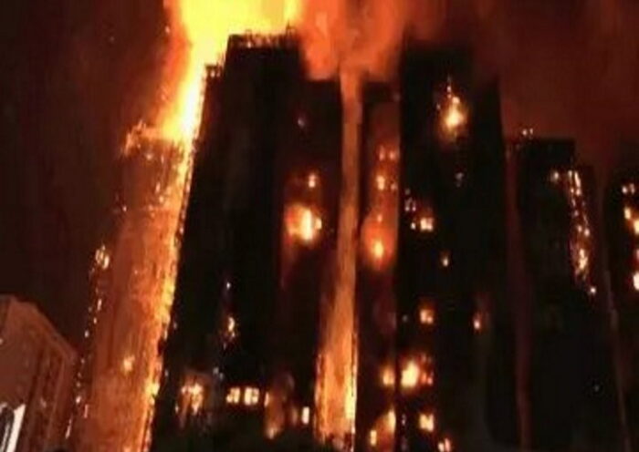 हांगकांग के ताइपो स्थित वांग फुक कोर्ट में भयानक आग (तस्वीर क्रेडिट@askshivanisahu)