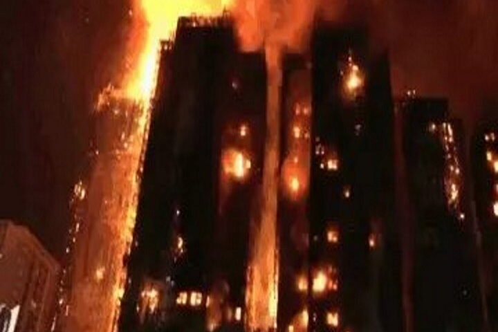 हांगकांग के ताइपो स्थित वांग फुक कोर्ट में भयानक आग (तस्वीर क्रेडिट@askshivanisahu)