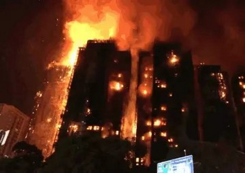 हांगकांग के ताइपो स्थित वांग फुक कोर्ट में भयानक आग (तस्वीर क्रेडिट@askshivanisahu)