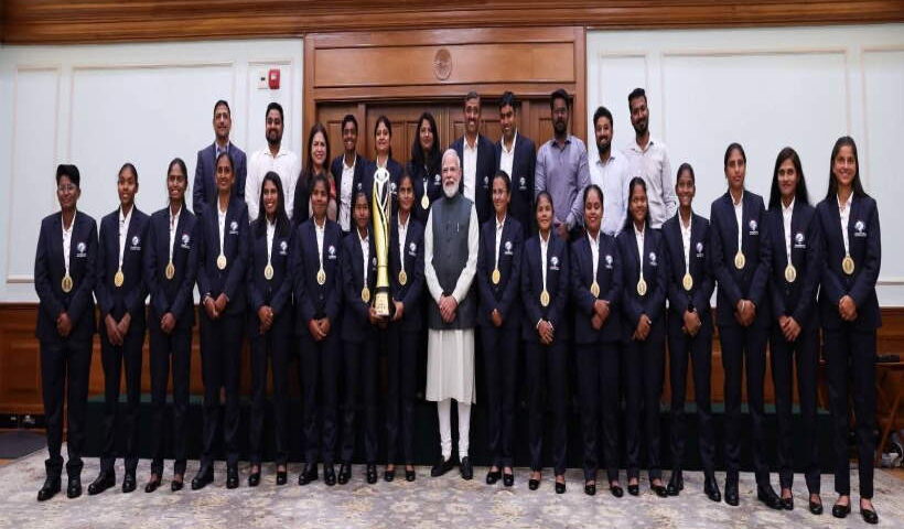 ब्लाइंड टी20 विश्व कप जीतने वाली भारतीय महिला टीम से प्रधानमंत्री नरेंद्र मोदी ने मुलाकात की (तस्वीर क्रेडिट@HitanandSharma)