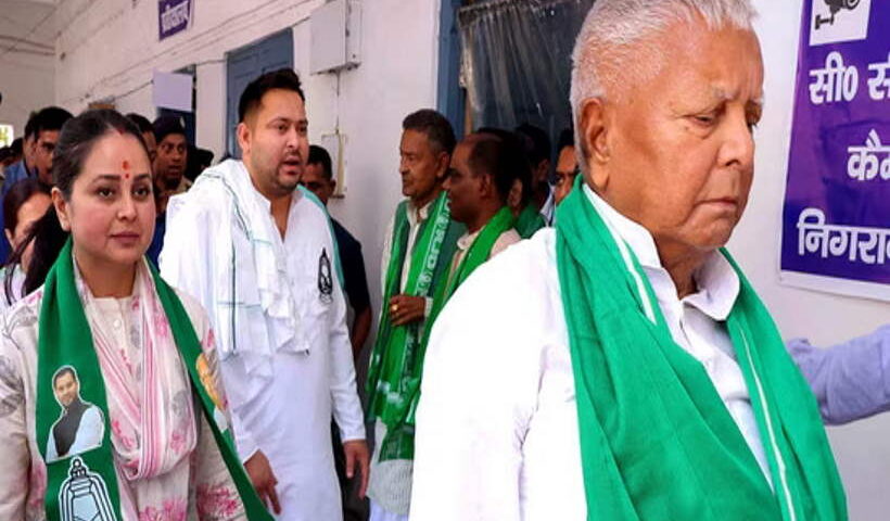 रोहिणी आचार्य,लालू प्रसाद यादव और तेजस्वी यादव