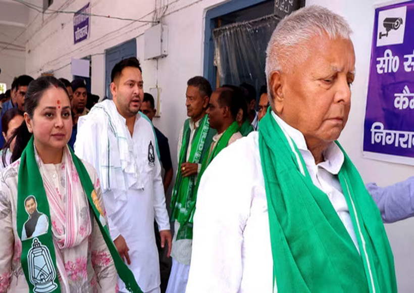 रोहिणी आचार्य,लालू प्रसाद यादव और तेजस्वी यादव