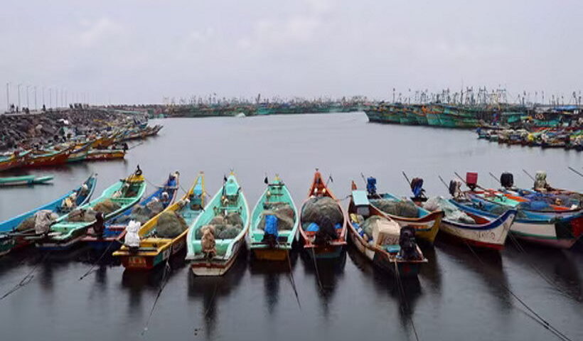 चेन्नई में भारी बारिश के पूर्वानुमान के बाद कासिमेदु मछली पकड़ने के बंदरगाह पर खड़ी नौकाओं की फाइल फोटो